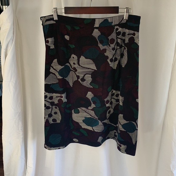 A line skirt, structured material sits nicely. - Picture 2 of 4